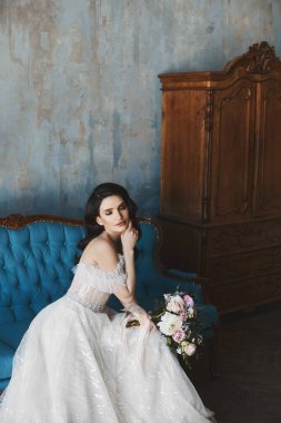 Şık dantel elbise vintage iç poz onun elinde egzotik çiçekler Buket lüks ile çıplak omuz ile parlak makyaj kızla şehvetli ve seksi esmer modeli