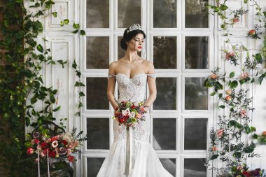 Şaşırtıcı güzellik, busty esmer, diadem başında ve dantel gelinlik modeli kızla