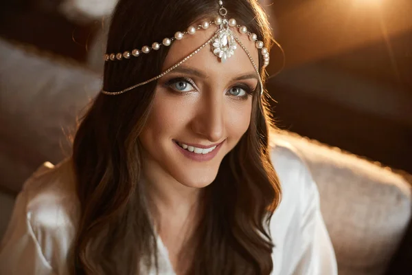 Portrét krásné a módní model bruneta dívka s modrýma očima, s módní šperky na hlavě a s profesionální make-up světlý — Stock fotografie