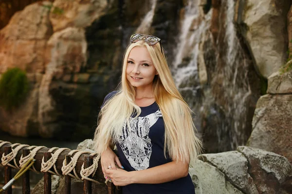 Schöne und glückliche blonde Mädchen im trendigen T-Shirt und in modischer Sonnenbrille — Stockfoto