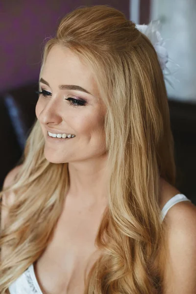 Портрет счастливой и красивой блондинки с привлекательной улыбкой — стоковое фото