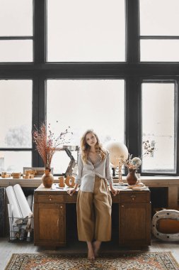 Şık kıyafet çatı iç poz mavi gözlü güzel ve otantik sarışın model kız