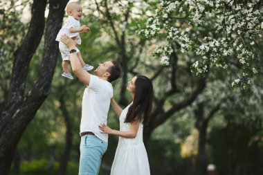 Güzel anne ve sevimli küçük oğulları yeşil park eğlenmek