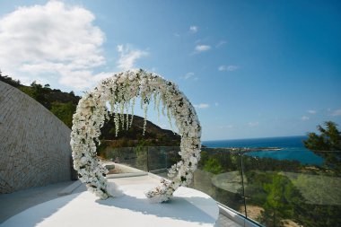 Düğün dekorasyon düğün çiçek kemer üzerinden taze çiçekler açık havada - yuvarlak