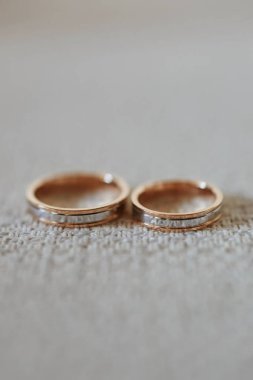 Tekstil üzerinde şık altın alyans görünümü kadar kapatın