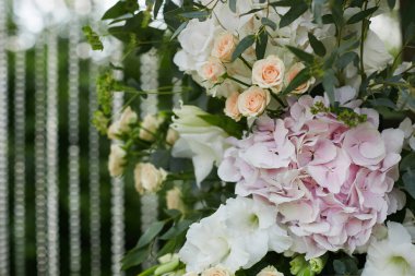 Ahşap düğün kemer açık havada taze egzotik çiçekler