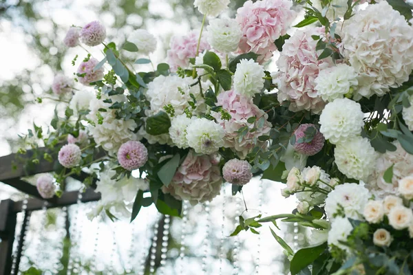 Frische exotische Blumen auf dem hölzernen Hochzeitsbogen — Stockfoto