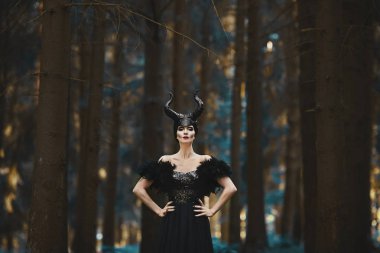 Güzel ve şık esmer modeli kız Maleficent - masal hikaye suretinde