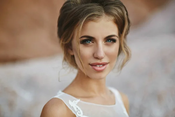 Portrét krásné a smyslné model dívka s světlý makeup, plné rty a modré oči, v módní krajkové šaty pózuje venku — Stock fotografie
