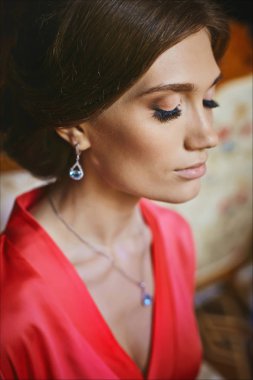 Çok güzel kahverengi saçlı model kız uzun kirpiklerini pembe sabahlığı ve lüks iç poz Pırlantalı mücevher ile hafif makyaj ile