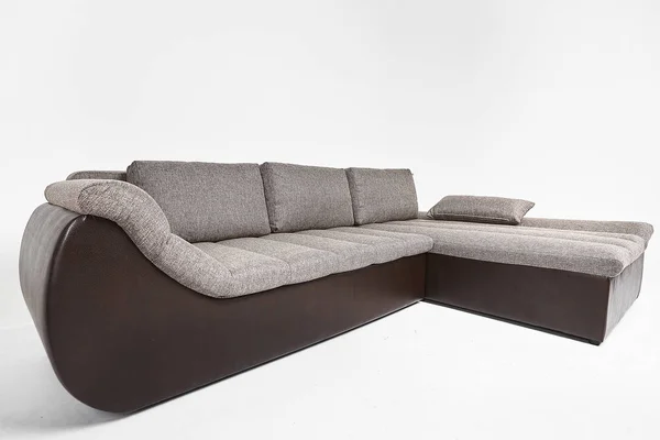 Sofá de luxo moderno cinza e preto isolado em fundo branco — Fotografia de Stock