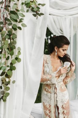 Yeşil yaprakları ile süslenmiş Vintage kanopi yatak yakın şık iç çamaşırı mükemmel seksi vücut ile güzel esmer model kız