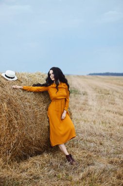 Alanda saman yığını yakın poz hardal renk moda elbise güzel esmer model kız