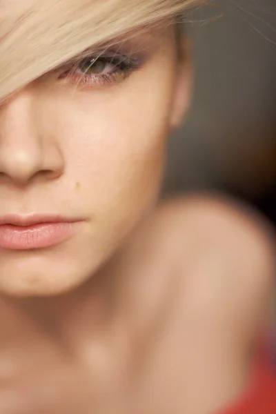Half gezicht portret van mooie modieuze blonde meisje met groene ogen en zonder make-up — Stockfoto