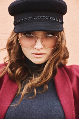 Kap ve güneş gözlüğü güzel ve şık model kadın Portresi