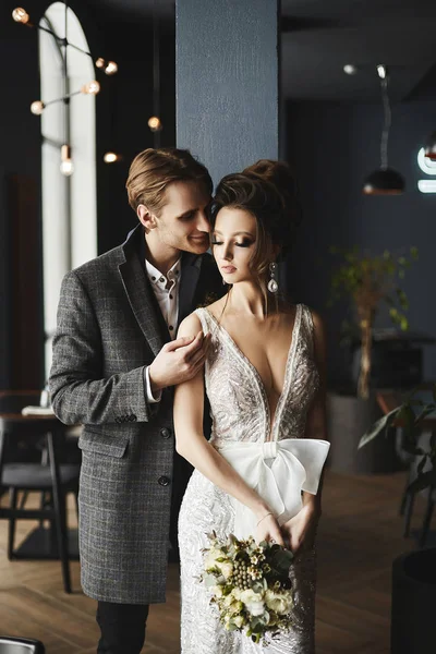 Sexy e elegante modelo menina no vestido e elegante bonito homens fica juntos — Fotografia de Stock