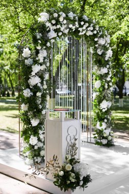 Düğün töreni öncesi açık havada taze çiçeklerden yuvarlak düğün çiçek kemer - düğün dekorasyon