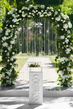 Düğün töreni öncesi açık havada taze çiçeklerden yuvarlak düğün çiçek kemer - düğün dekorasyon