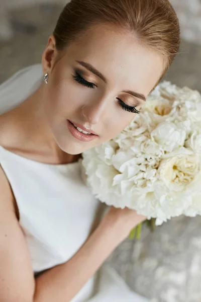 Portrait of beautiful and elegant blonde girl with closed eyes and with bouquet of flowers — Stock Photo, Image