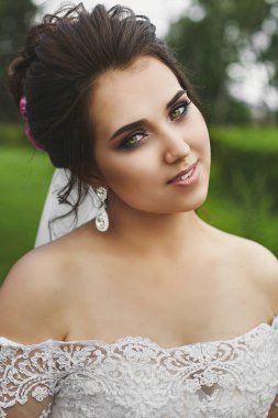 Güzel model artı harika yeşil gözleri ile boyutu ve şık bir gelinlik düğün töreni öncesi poz şık düğün saç modeli ile