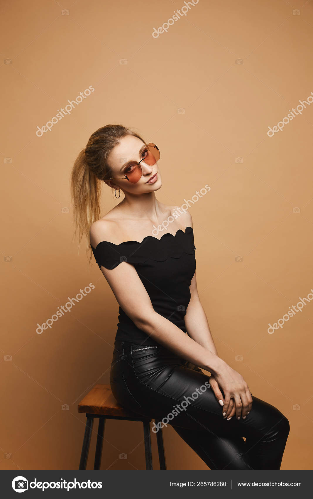 黒の革のパンツでスリムな完璧なボディを持つ若い美しい女性 黒のブラウスとオレンジの背景でファッショナブルなサングラスで 孤立 ストック写真 C Innarevyako 黒の革のパンツでスリムな完璧なボディを持つ若い美しい女性 黒のブラウスとオレンジの背景でファッショナブルなサングラスで 孤立 ストック写真 C Innarevyako