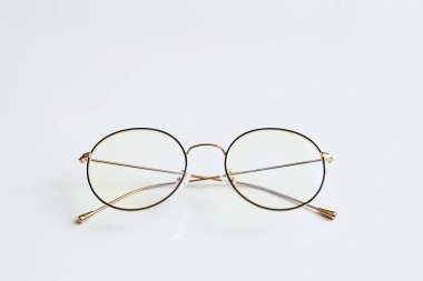 Beyaz arka planda izole şık şık unisex gözlük