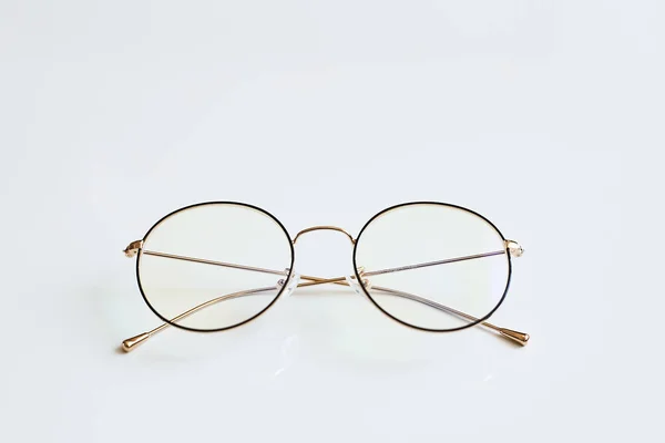 Elegantes gafas unisex de moda aisladas sobre fondo blanco —  Fotos de Stock