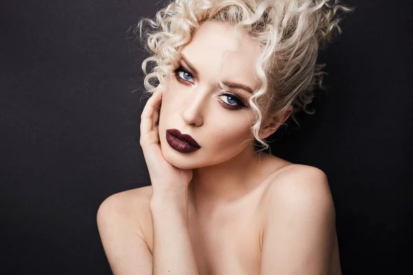 Sexy nackte junge Frau mit dunkelroten vollen Lippen und mit schönen blauen Augen, mit blonden lockigen Haaren und professionellem hellen Make-up, isolieren auf schwarzem Hintergrund — Stockfoto