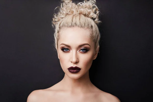 Sexy nackte junge Frau mit dunkelroten vollen Lippen und mit schönen blauen Augen mit blonden lockigen Haaren und mit hellem Make-up, isolieren bei schwarzem Hintergrund — Stockfoto