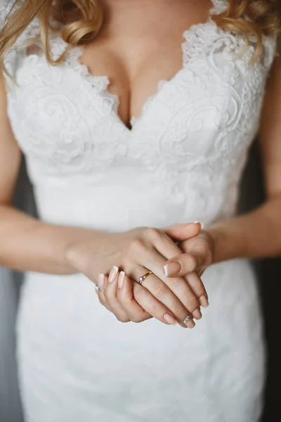 Krásná ženská ruka se svatebním prstenem a elegantní manikúra — Stock fotografie