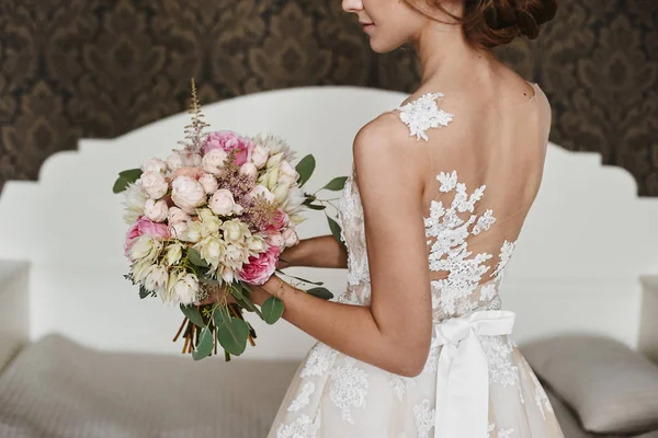 Buquê de luxo de flores frescas nas mãos da jovem beleza no vestido de noiva — Fotografia de Stock