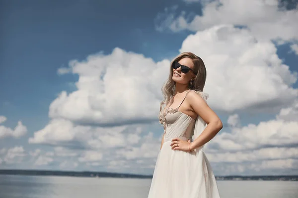 Junge und schöne blonde Model-Frau im stilvollen Kleid im Freien an einem Sommertag — Stockfoto