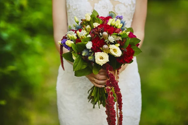 Ein schöner bunter Strauß frischer Blumen in den Händen der jungen Schönheit im Hochzeitskleid im Freien am Sommertag — Stockfoto