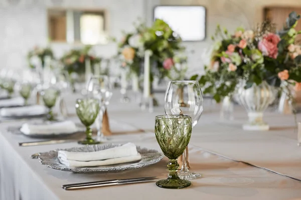 Tisch mit Gläsern, Tellern, Gabeln und Messern. servierte festlichen Tisch bereit für die Gäste. Luxus-Hochzeitstisch — Stockfoto