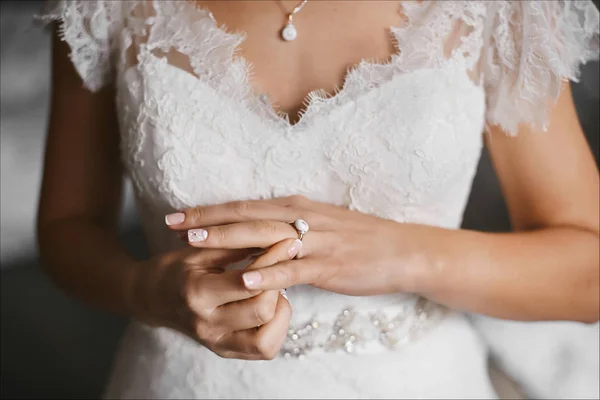 Vackra kvinnliga händer med ring och elegant manikyr-bröllop förberedelse — Stockfoto