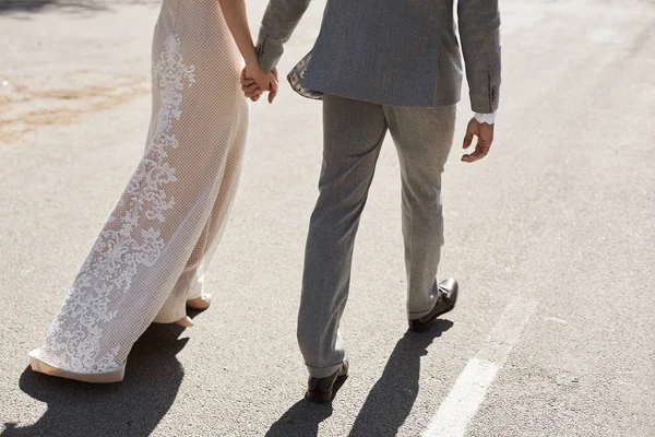 Figuren eines schönen und modischen Liebespaares, einer jungen Frau im Spitzenabendkleid und eines gutaussehenden brutalen Mannes im grauen Anzug und in braunen Schuhen, der durch die Straßen der Stadt läuft — Stockfoto