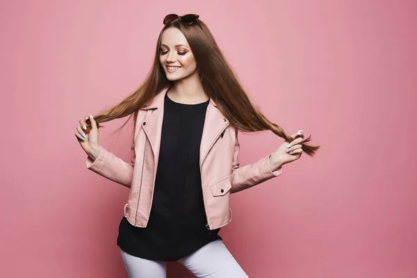 Menina feliz com maquiagem brilhante no fundo isolado rosa — Fotografia de Stock