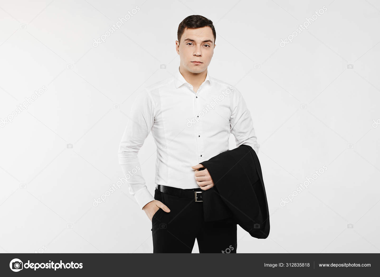 Joven hombre de negocios con un atuendo de estilo El