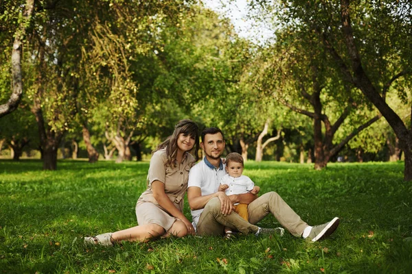 Famiglia felice all'aperto. Madre, padre e figlio sulla natura nel giorno d'estate . — Foto Stock