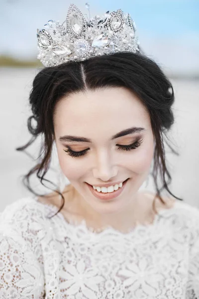 Menina modelo com um diadema na moda em sua cabeça sorrindo e posando com os olhos fechados — Fotografia de Stock