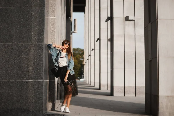 夏日里，一个穿着时髦夏装的年轻女子在市区街道上散步. — 图库照片