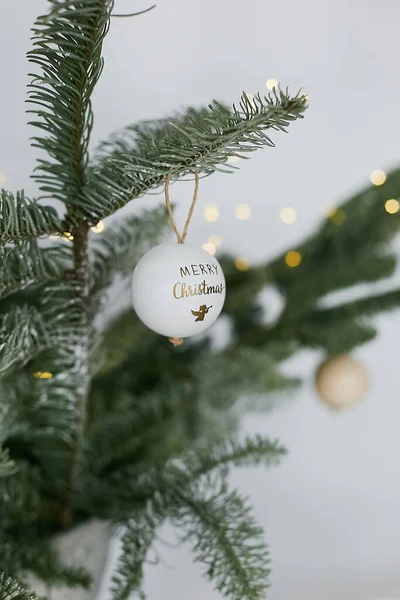 Festliche Dekoration in Form einer weißen Kugel mit dem Schriftzug Frohe Weihnachten. Frohes neues Jahr — Stockfoto