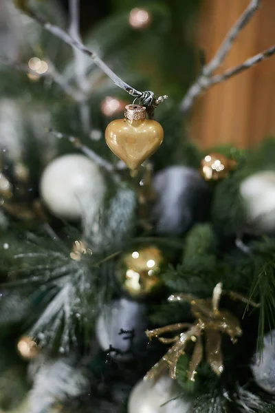 Vintage Weihnachtsdekoration aus brauner Keramik. Frohe Weihnachten und ein glückliches neues Jahr — Stockfoto