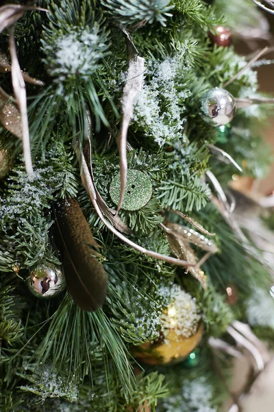 Weihnachtsschmuck mit Kunstschnee auf dem Weihnachtsbaum. Neujahrsferien — Stockfoto