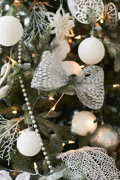 Weihnachtsdekoration mit Kunstschnee am Weihnachtsbaum. Neujahrsferien — Stockfoto