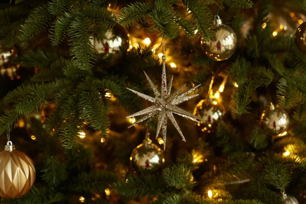 Weihnachtsdekoration in Form von goldenen Sternen und Kugeln. Frohe Weihnachten und ein gutes neues Jahr — Stockfoto