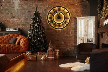 İçinde rahat kanepe ve altında hediye kutuları olan süslü Noel ağacı olan şenlikli bir iç mekan.