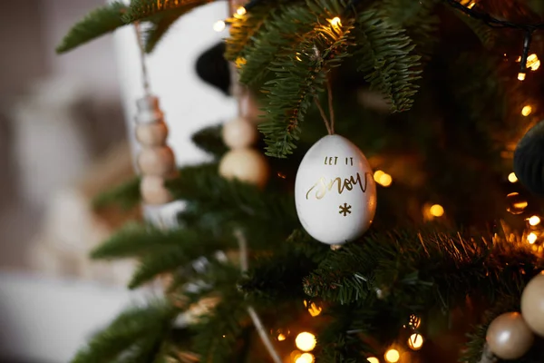 Kerstversiering in de vorm van ei met belettering Laat het sneeuwen. Vrolijk Kerstfeest en Gelukkig Nieuwjaar — Stockfoto