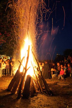 Uçan kıvılcımlı kamp ateşi