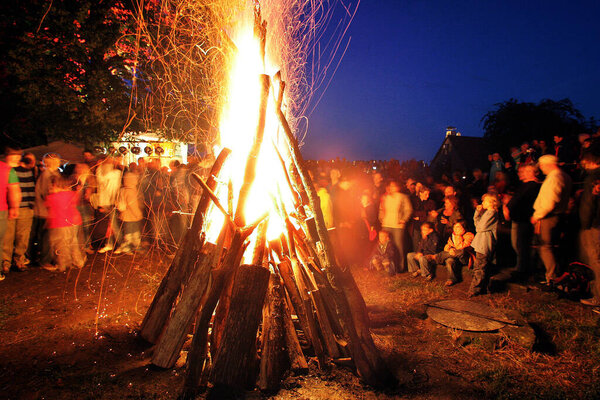 костер с искрами
